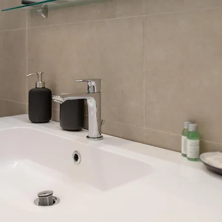 Apartment Nova House, Airco, Park Su Strada Gratis By Happyhostorino *